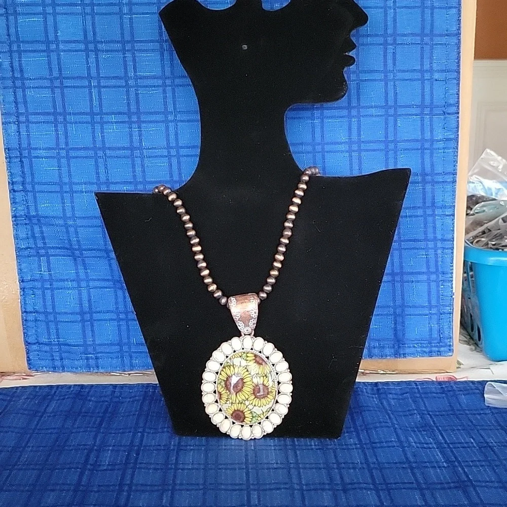 Sunflower necklace - Picture 1 of 5